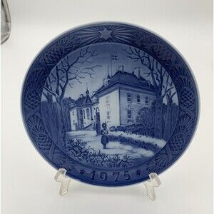 Vintage 1975 Royal Copenhagen Blue Plate The Queen's Christmas Residence 7 Inch